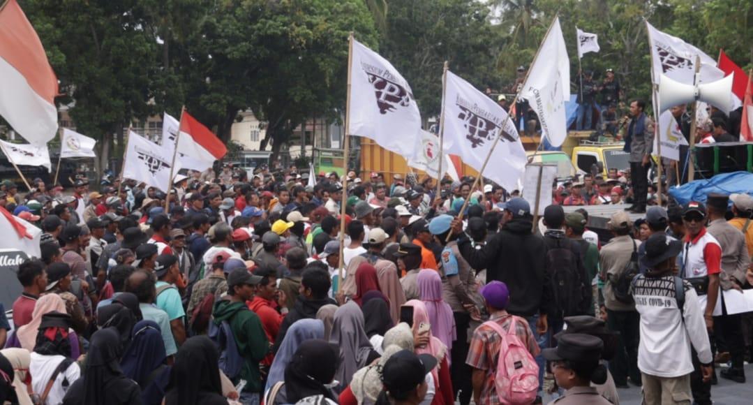 Ribuan-warga-demonstrasi-di-Pemkab-Lampung-Selatan.jpg