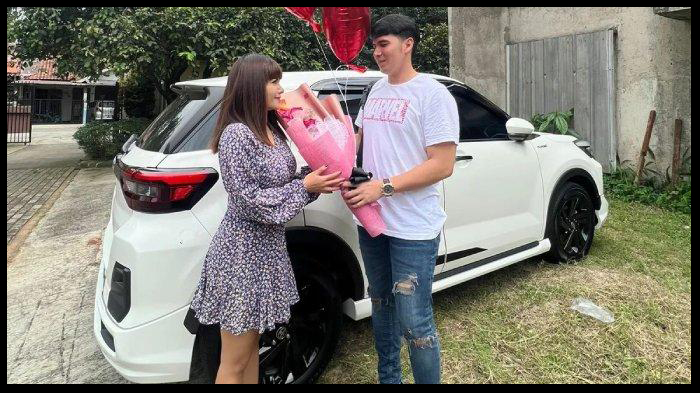 Ridho Ilahi Syok Dinar Candy Beri Hadiah Mobil Mewah