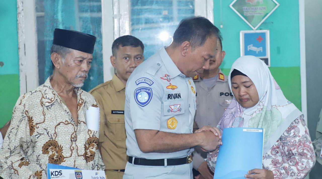 Dirut Jasa Raharja Serahkan Santunan Kepada 11 Ahli Waris Korban Laka Bus Ciater di Subang