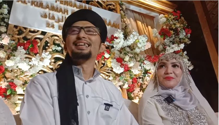 Roro-Fitria-Tegaskan-Tetap-Berhijab-Saat-Prewed-Memakai-Paes.jpg