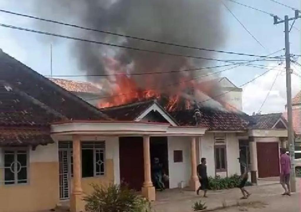 Rumah-kosong-di-Dusun-Wonokarto-Pringsewu-terbakar.jpg