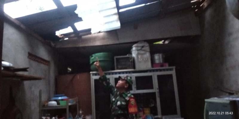 Rumah Tersambar Petir di Lampung Utara, Atap Dapur Nurmalini Jebol Dinding Hitam