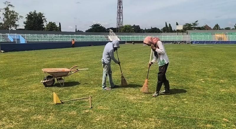 Rumput-di-stadion-sumpah-pemuda-berstandar-FIFA-a.jpg