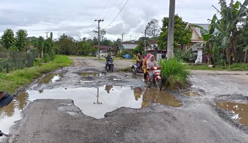 Rusak-parah-sejak-2020-jalan-di-Pekon-Hanakau-Lampung-Barat-tak-kunjung-diperbaiki.jpg