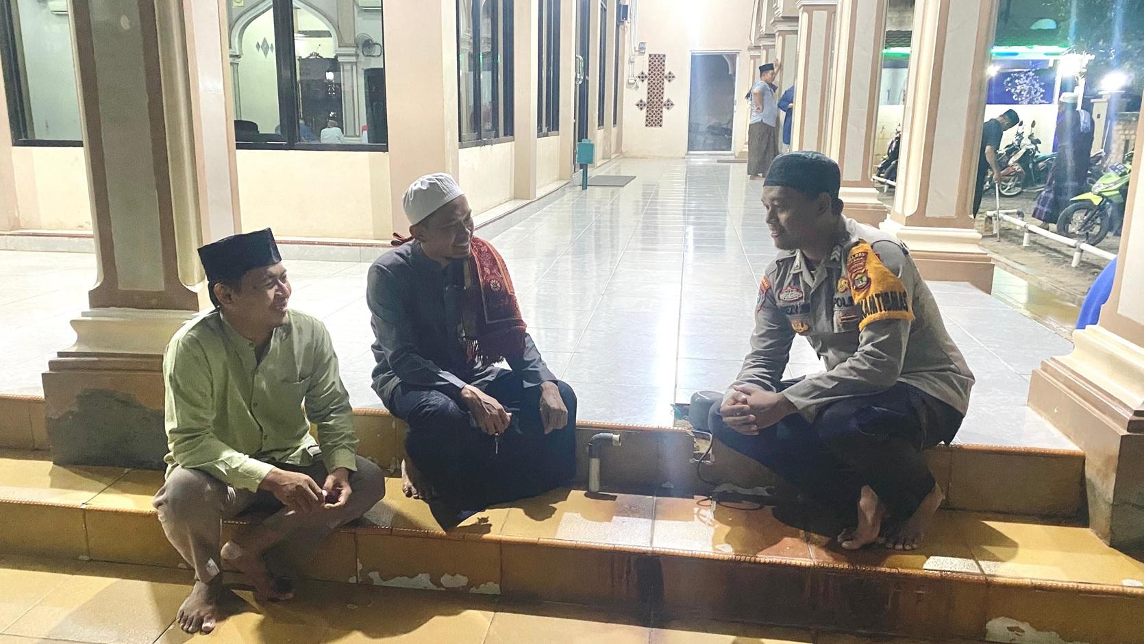 Bhabin Polsek Simpang Pematang Safari Subuh Berjamaah di Masjid Demak