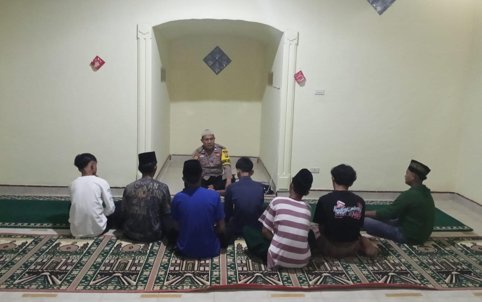 Bhabin Polsek Tanjung Raya Safari Subuh Berjamaah di Musala Polsek