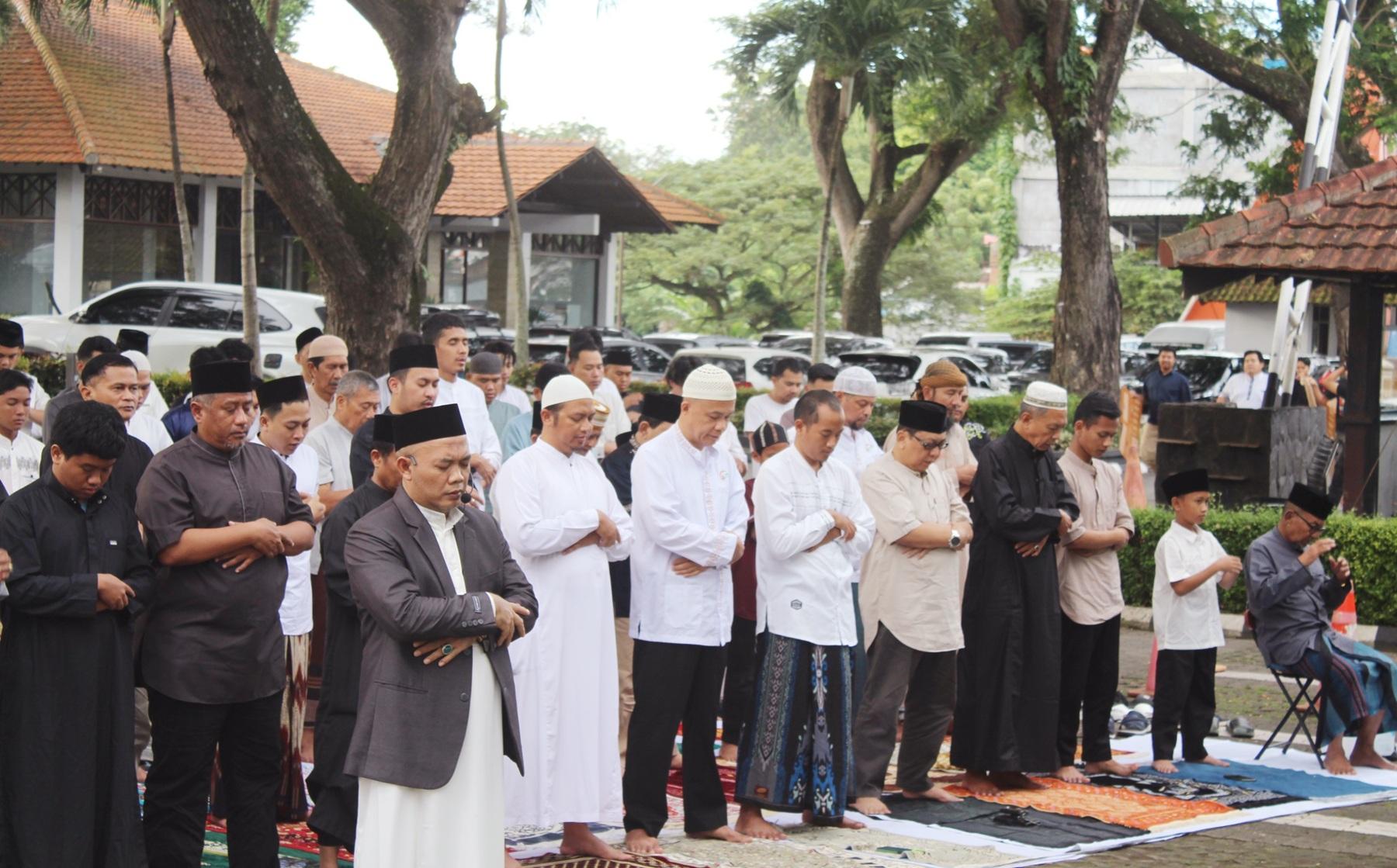 SALAT-ID-DAN-BERBAGI-AKAR-Hotels-4.jpg