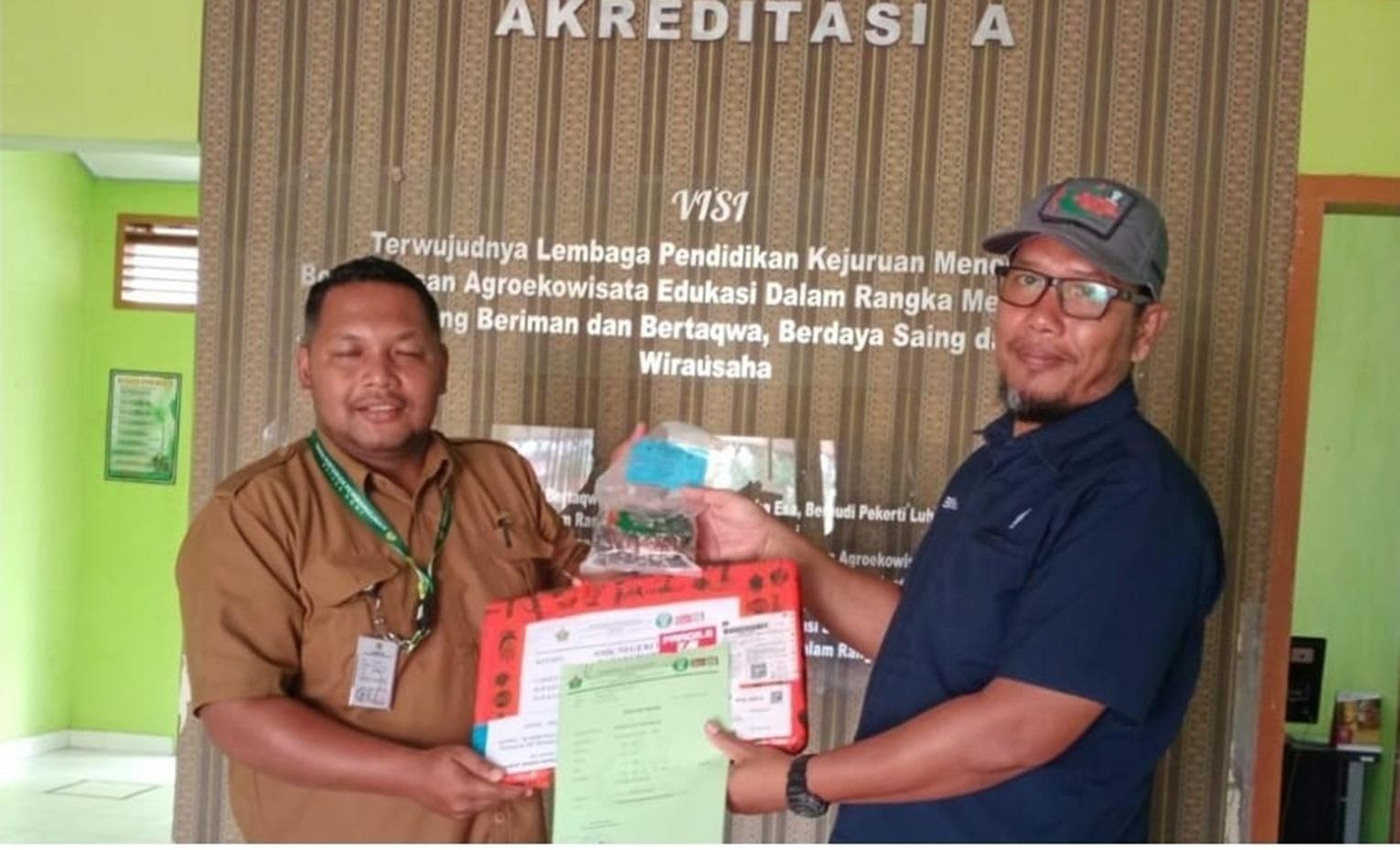 Dukung SDM Unggul, PalmCo Salurkan 1.000 Bibit Sawit ke SMK di Batanghari