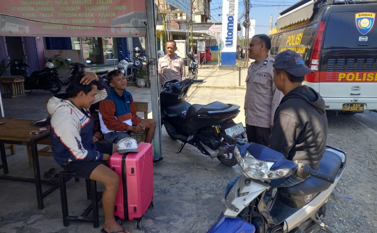 Polisi Polres Way Kanan Sambangi Loket Bus Beri Imbauan Kamtibmas dan Call Center 110 - Tribunlampung.co.id
