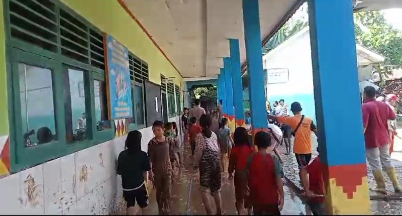 SDN-Betung-Tanggamus-batal-gelar-ujian-semester-karena-banjir.jpg