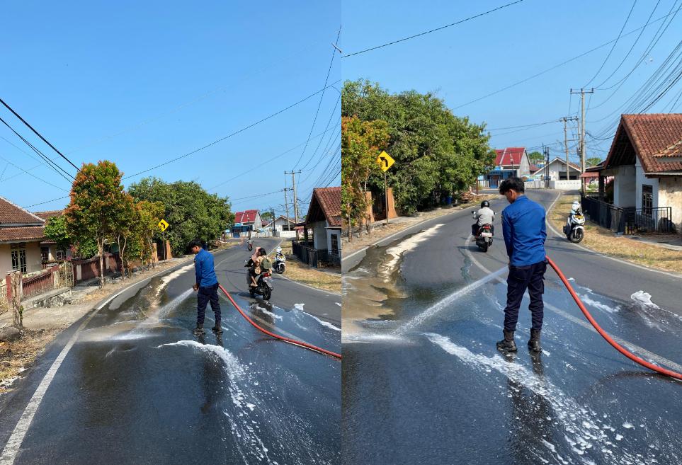 Damkarmat Lampung Selatan Bersihkan Tumpahan Oli di Jalan Pesisir Arah Dermaga Bom Kalianda Bawah - Tribunlampung.co.id