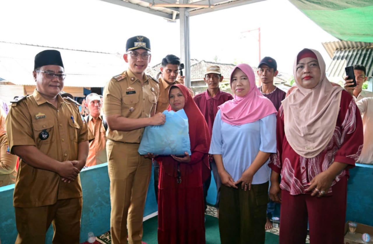 Bupati Lampung Selatan Bagikan Sembako ke Korban Banjir di Kalianda