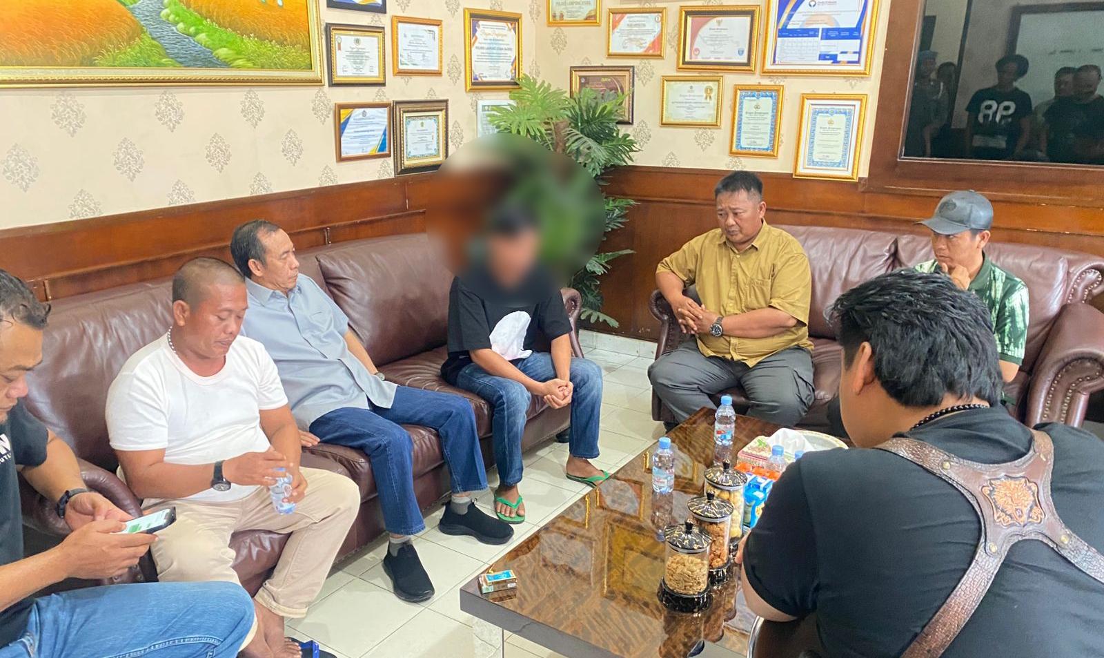 SERAHKAN-DIRI-Pelaku-menyerahkan.jpg