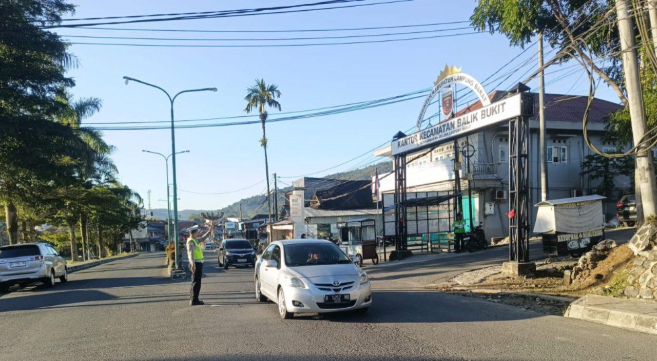 Personel Sat Lantas Polres Lampung Barat Siaga di 12 Titik Jalur Liwa Urai Macet - Tribunlampung.co.id
