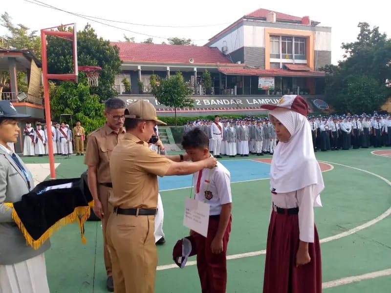 MPLS Ramah SMPN 2 Bandar Lampung Resmi Dibuka, 2 Murid Baru Terima Tanda Peserta Simbolis - Tribunlampung.co.id