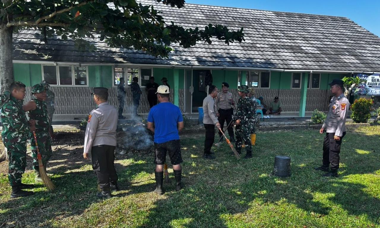 Gotong Royong TNI-Polri dan Warga di Desa Baru Raharja Lampung Utara - Tribunlampung.co.id