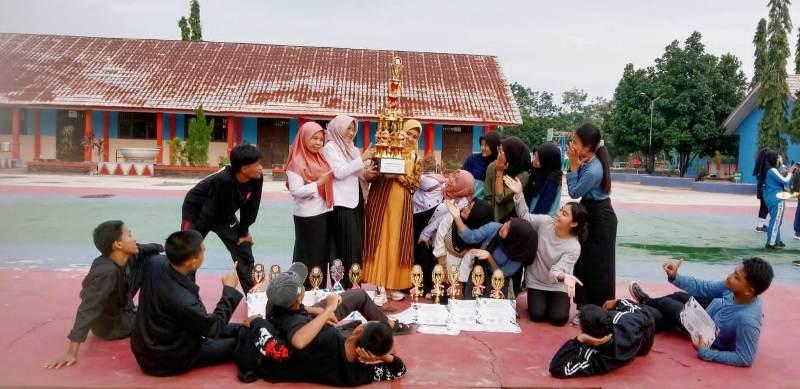 SMA-Negeri-1-Way-Serdang-saat-meraih-piala-juara-umum-FLS2N-tingkat-kabupaten.jpg