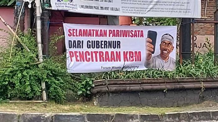 SPANDUK-PENOLAKAN-Kedatangan-Gubernur-Jawa-Barat.jpg
