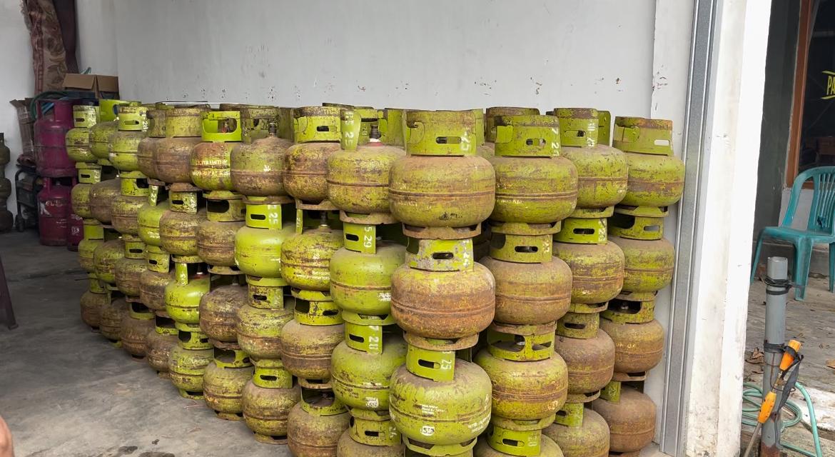 STOK-GAS-ELPIJI-Stok-Gas-LPG-3-kilogram-di-Pangkalan-Gas-yang-terletak.jpg