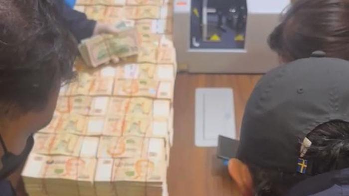 Saksi Lihat Dokumen atas nama Febri dan Rifaldi, saat Penggeledahan Kafe de'Clan - Tribunlampung.co.id