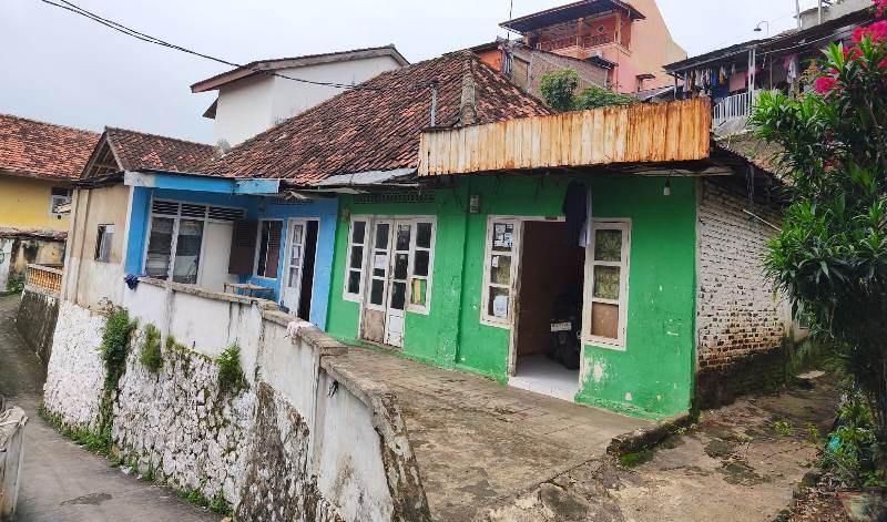 Salah-satu-rumah-di-Kelurahan-Pasir-Gintung-yang-dicat-warna-warni.jpg