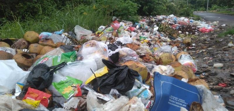 Sampah Menumpuk di Pasar Semuli Jaya Lampung Utara Sejak 1 Bulan Terakhir