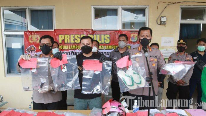 Sandal-Sebelah-Jadi-Petunjuk-Polisi-Temukan-Pembunuh-Karyawati-BRI-Link-di-Lampung.jpg