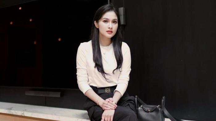 Sandra-Dewi-mengungkap-keheranan-dengan-sifat-baik-Harvey-Moeis-yang-rajin-membantu-sesama.jpg