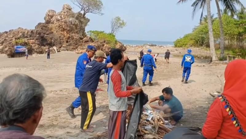 Sapolairud-bersih-pantai-karang-bolong-tanggamus.jpg