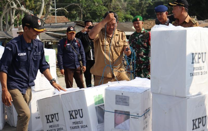 Sat Pol Air Polres Lampung Selatan Kawal Pendistribusian 40 Kotak Suara ke Pulau Sebesi