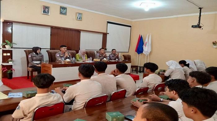 Satlantas-Lampung-Tengah-Edukasi-Pelajar-Taat-Pajak.jpg