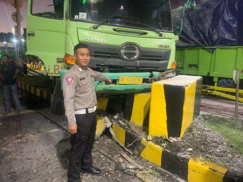 Satlantas-Polres-Lampung-Selatan-masih-selidiki-kecelakaan-truk-tabrak-tollgate-bakauheni.jpg