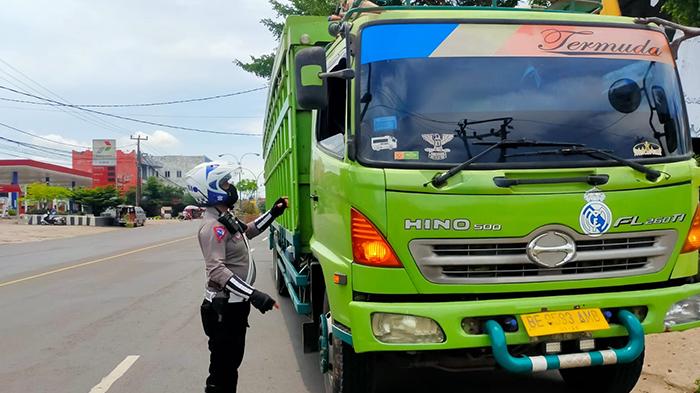 Truk Trailer Terperosok ke Tengah Jalinteng di Lampung Utara, Macet 3 Kilometer