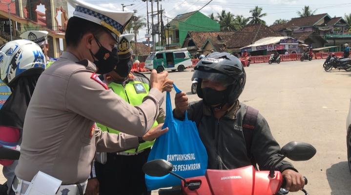 Operasi Zebra Krakatau 2022, Satlantas Polres Pesawaran Beri Hadiah Pengendara Tertib
