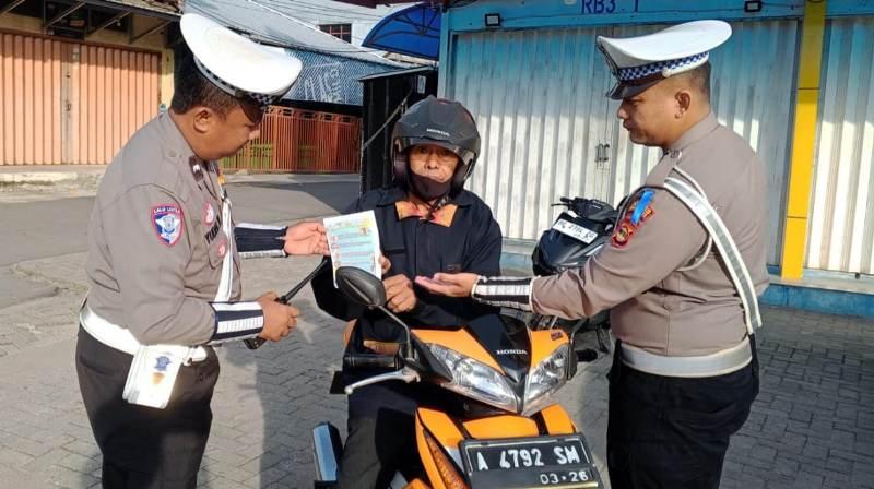 Satlantas Polres Tanggamus Lampung Bagikan Pamflet ke Pengendara pada Ops Zebra Krakatau 2024