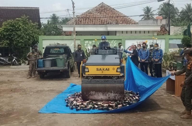 Satpol PP Musnahkan Ratusan Botol Miras Hasil Razia Warung di Pringsewu