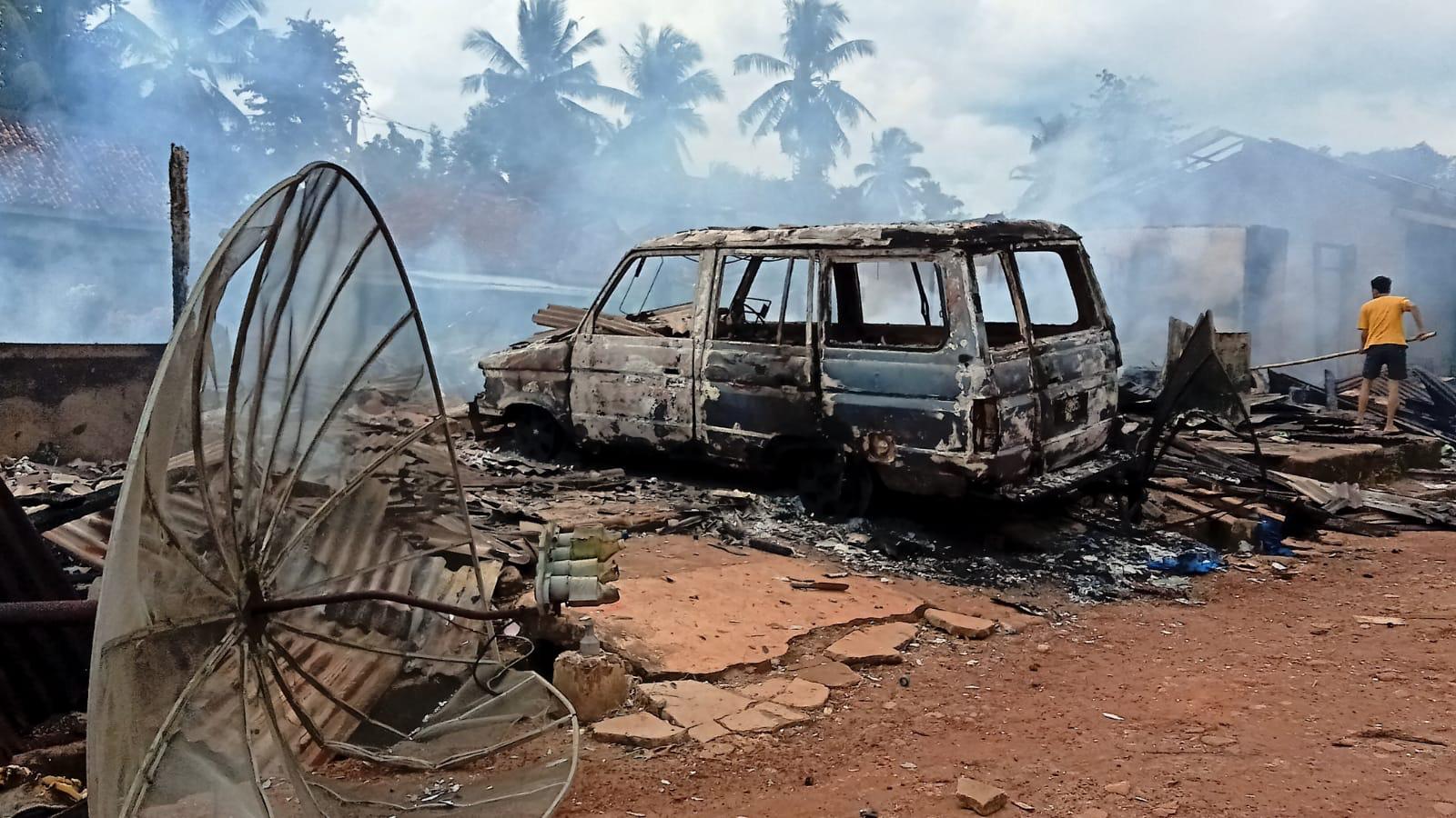 Satu-unit-mobil-ikut-terbakar-saat-peristiwa-kebakaran-di-pasar-Soponyono.jpg