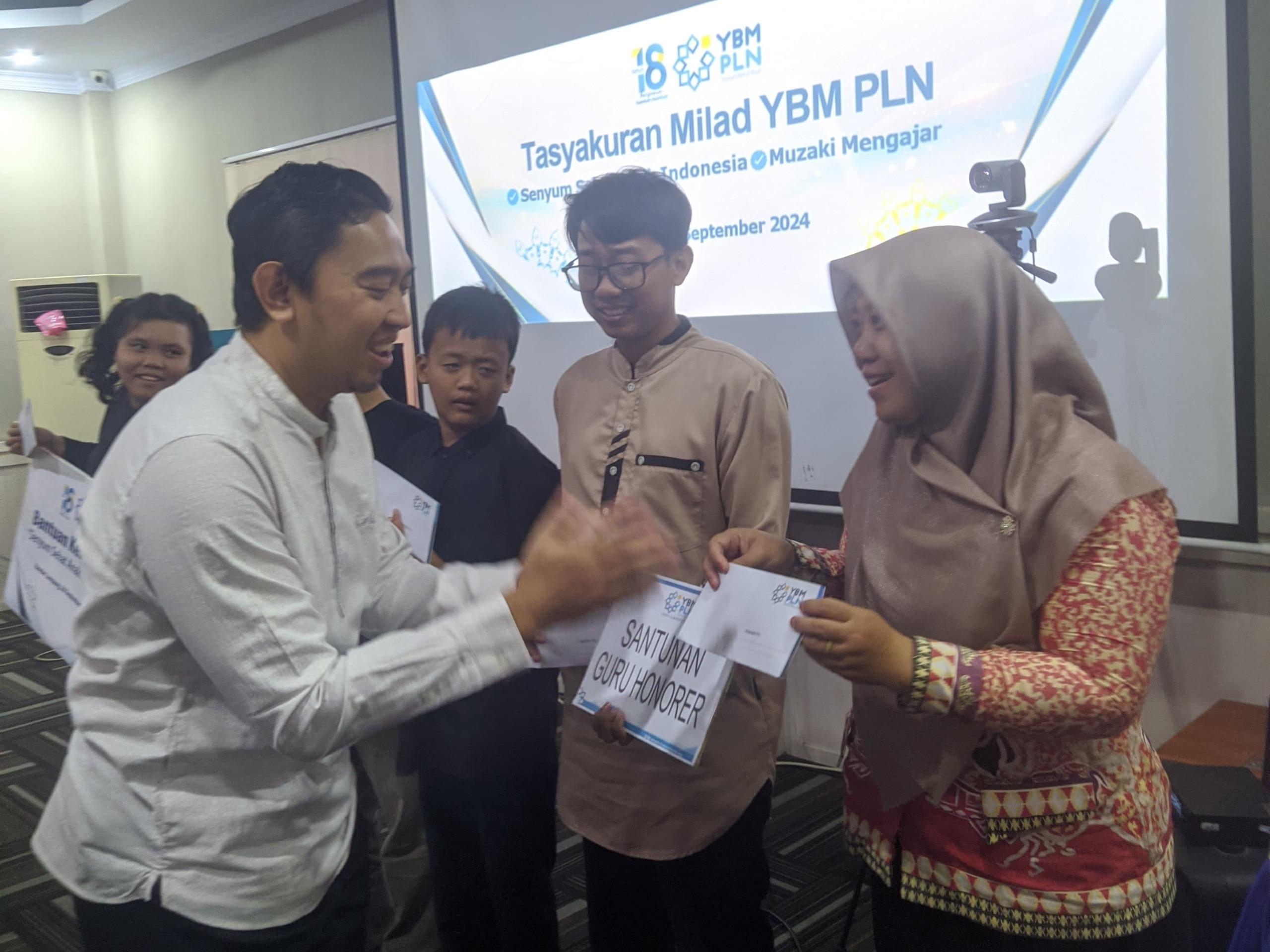 30 Penyandang Disabilitas dan 10 Pengajar Dapatkan Bantuan YBM PLN UID Lampung