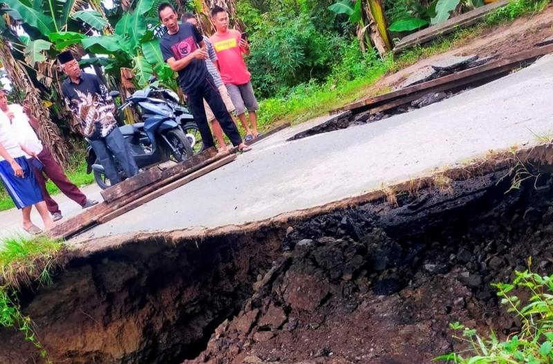 Sebuah-gorong-gorong-amblas-diterjang-banjir-di-Lampung-Tengah.jpg
