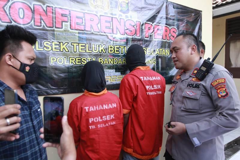 Sejoli-pembuang-bayi-di-Polsek-Telukbetung-Selatan.jpg