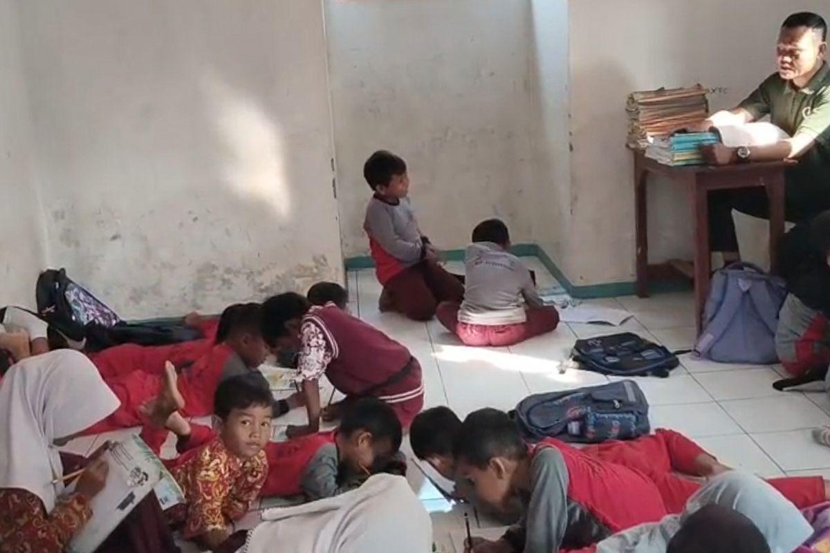 Kisah Dua Sekolah Dasar Negeri di Jawa Barat, Belajar di Musala hingga Mau Ambruk