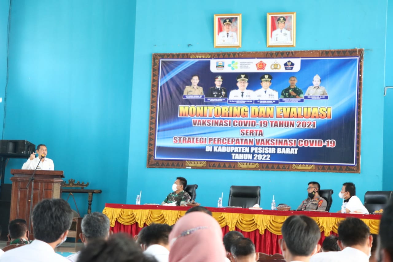 Sekkab-Pesisir-Barat-N-Lingga-Kusuma-saat-menyampaikan-sambutannya-dalam-Rapat.jpg