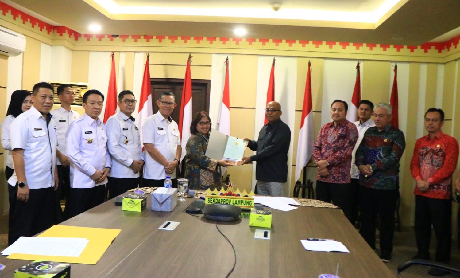 Sekprov-Lampung-Fahrizal-Darminto-hadiri-penyerahan123.jpg