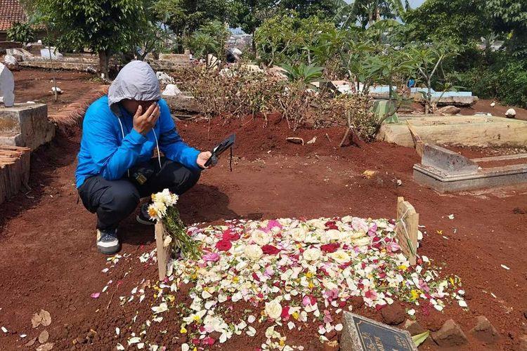 Seorang-bobotoh-berziarah-ke-makam-M-Kadian.jpg