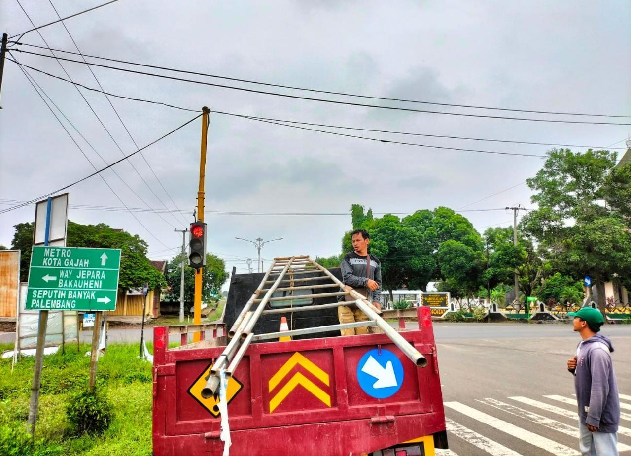 Setelah-sebulan-tak-berfungsi-akhirnya-traffic-light-di-Perempatan-Sukadana-diperbaiki.jpg