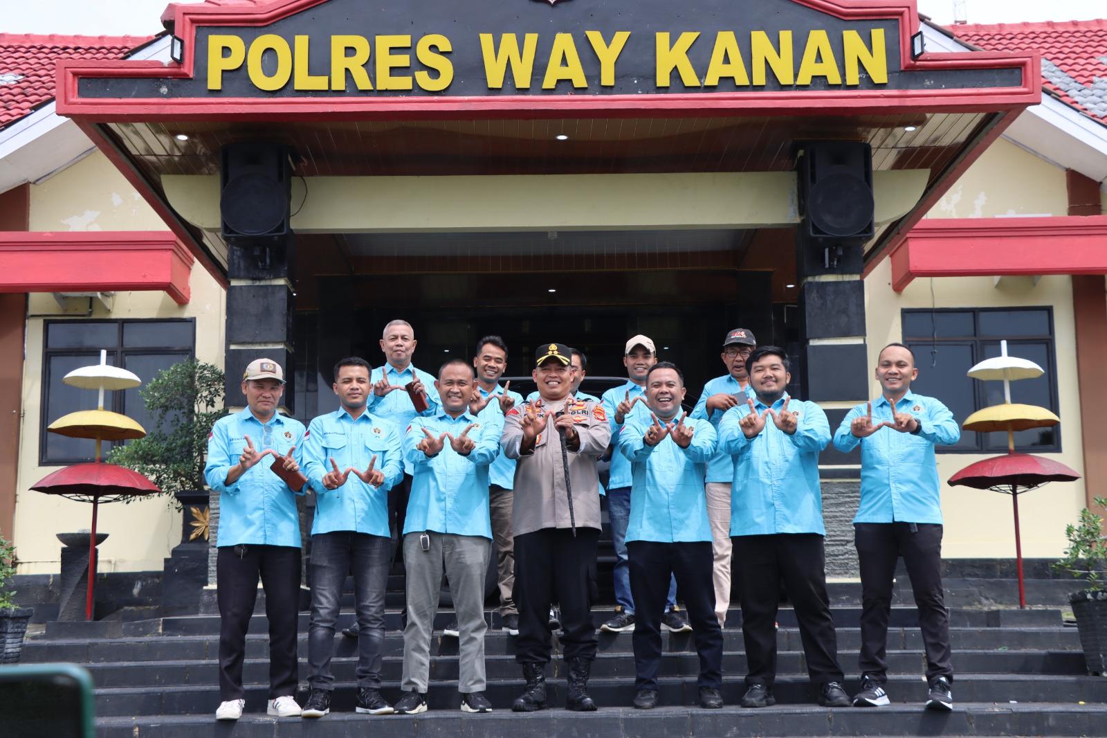 Ketua PWI Silahturahmi dengan Kapolres Way Kanan AKBP Didik Kurnianto