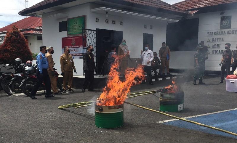 Sisa-barang-bukti-dimusnahkan-dengan-cara-dibakar-oleh-Petugas-Kejari-Lampung-Barat.jpg