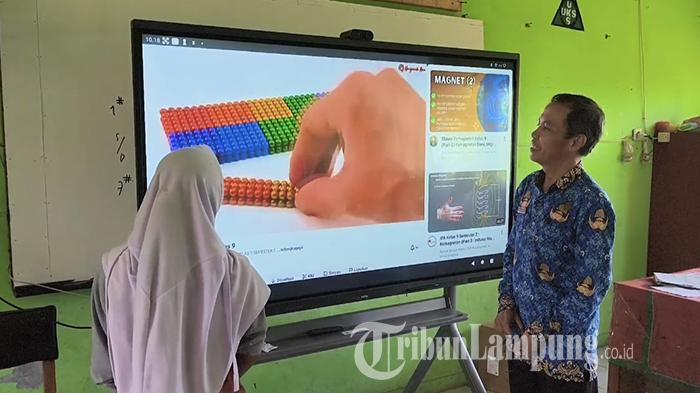 Siswa-SMP-16-Bandar-Lampung-Antusias-Smart-TV-Bantuan-Prabowo-Mulai-Diterima.jpg