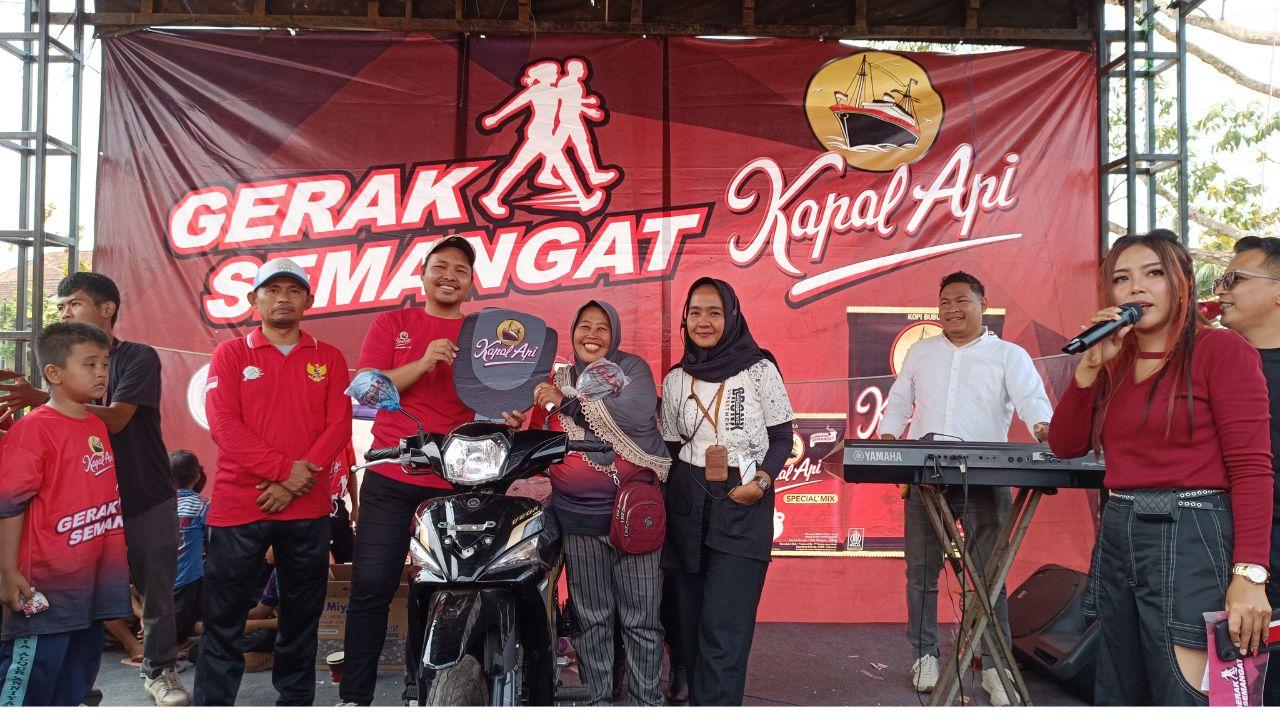 Siti-Aisyah-43-mendapatkan-hadiah-utama-undian-Yamaha-Vega-Force-hitam.jpg