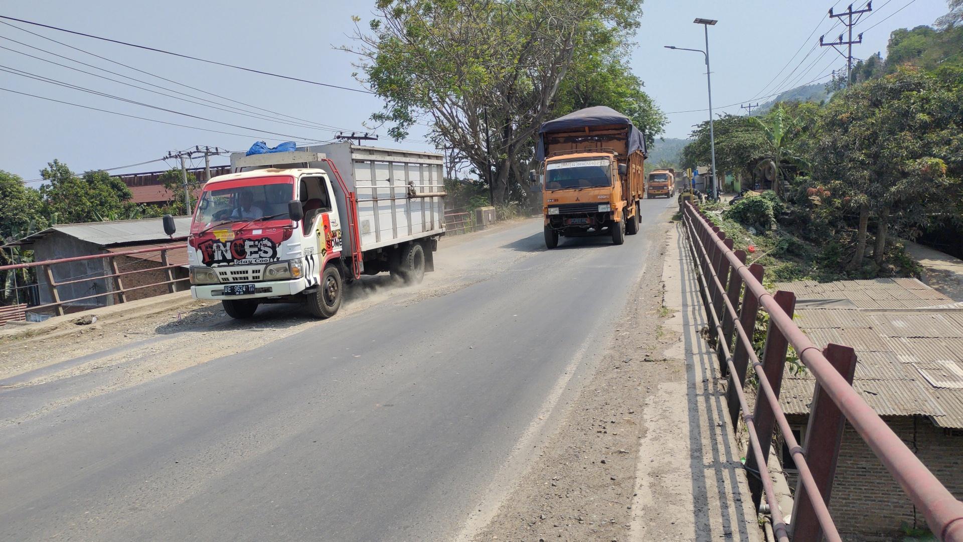 Truk ODOL Berseliweran Lintasi Jalan-Jalan di Lampung